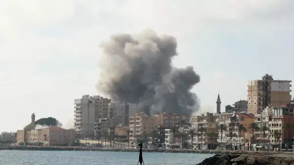 El humo se eleva desde el lugar de un ataque aéreo israelí que tuvo como objetivo un vecindario en la ciudad costera de Tiro, al sur de la ciudad costera del sur de Líbano, el 7 de junio de 2026.