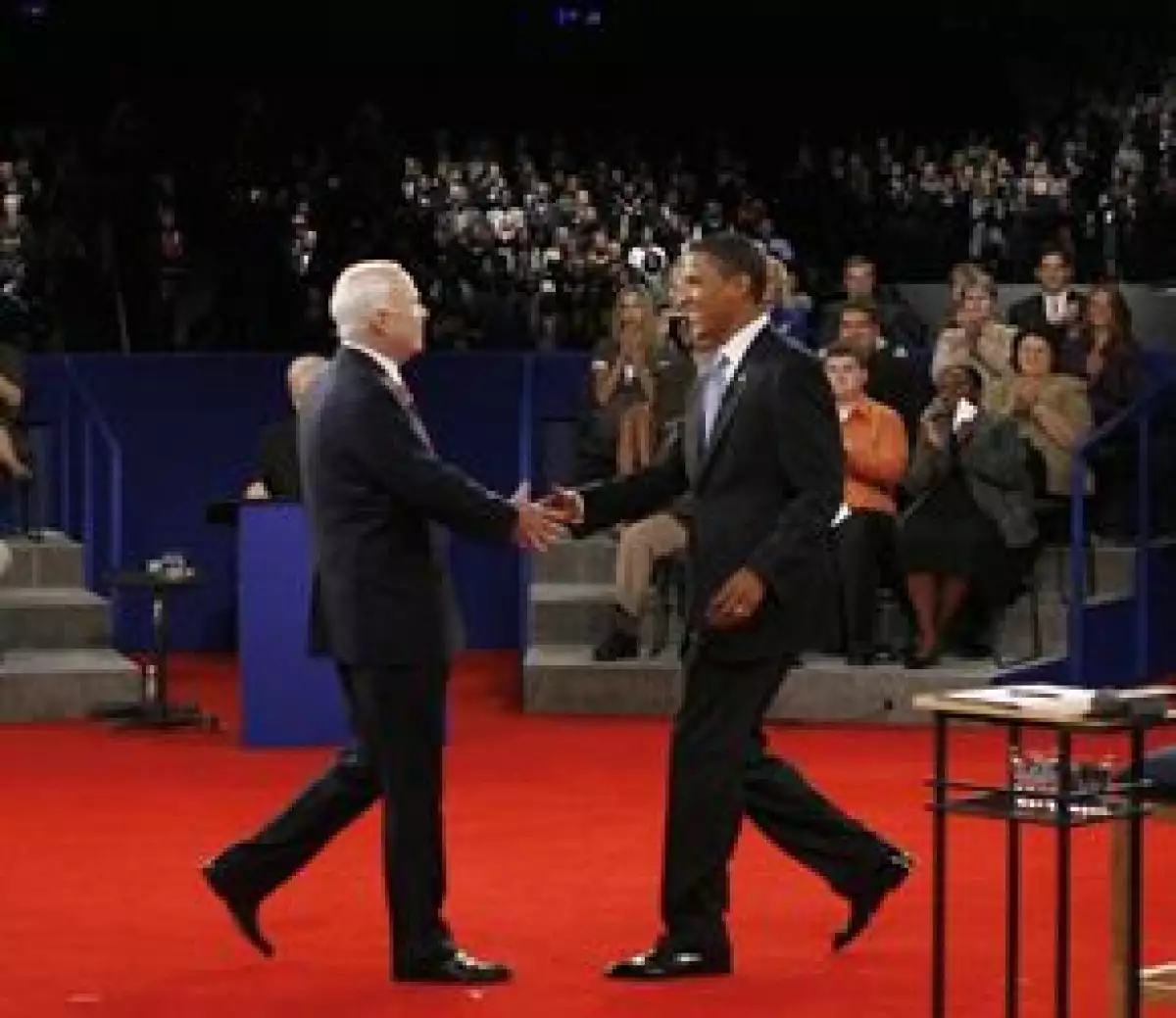 Los sondeos realizados después del encuentro entre el candidato demócrata y el republicano John McCain resultaron favorables para Barack.