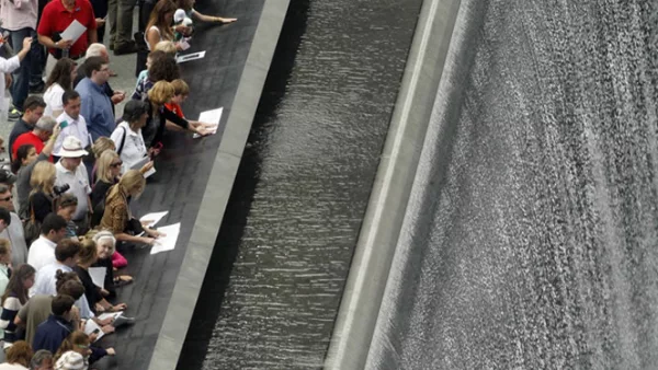 El memorial tiene dos plazas con forma de las huellas de las Torres Gemelas y caídas de agua de 9.1 metros. Incluye los nombres de las víctimas los ataques del 11 de septiembre y de un atentado previo de 1993 en el WTC.