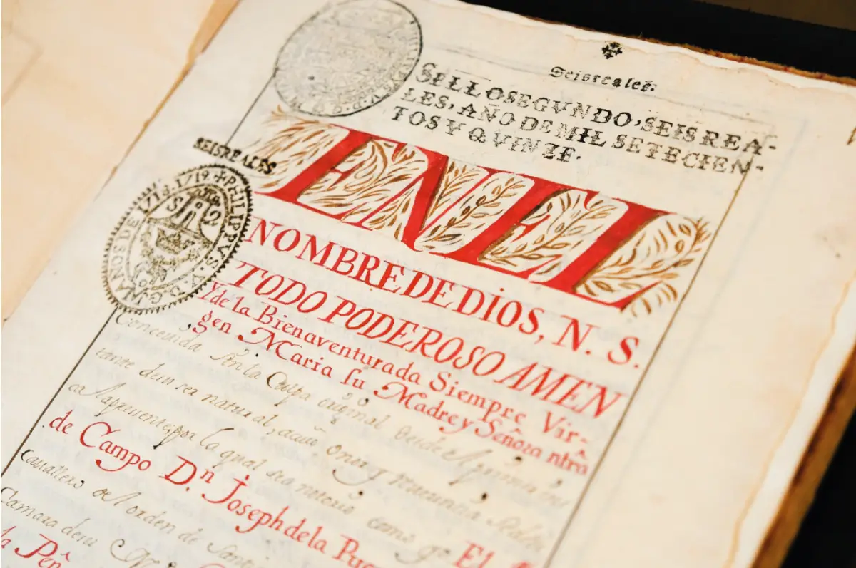 El libro tiene el título “En el Nombre de Dios…”, y está fechado en 1715, informó el INAH. (INAH)
