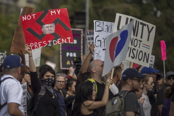 Americanos protestando vs Trump.