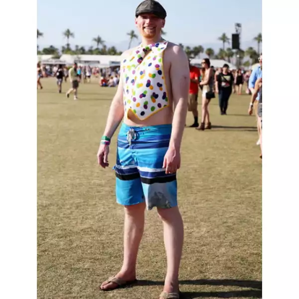 Si alguna vez se preguntaron cómo luciría un babero de plástico en un adulto, esta es la respuesta.