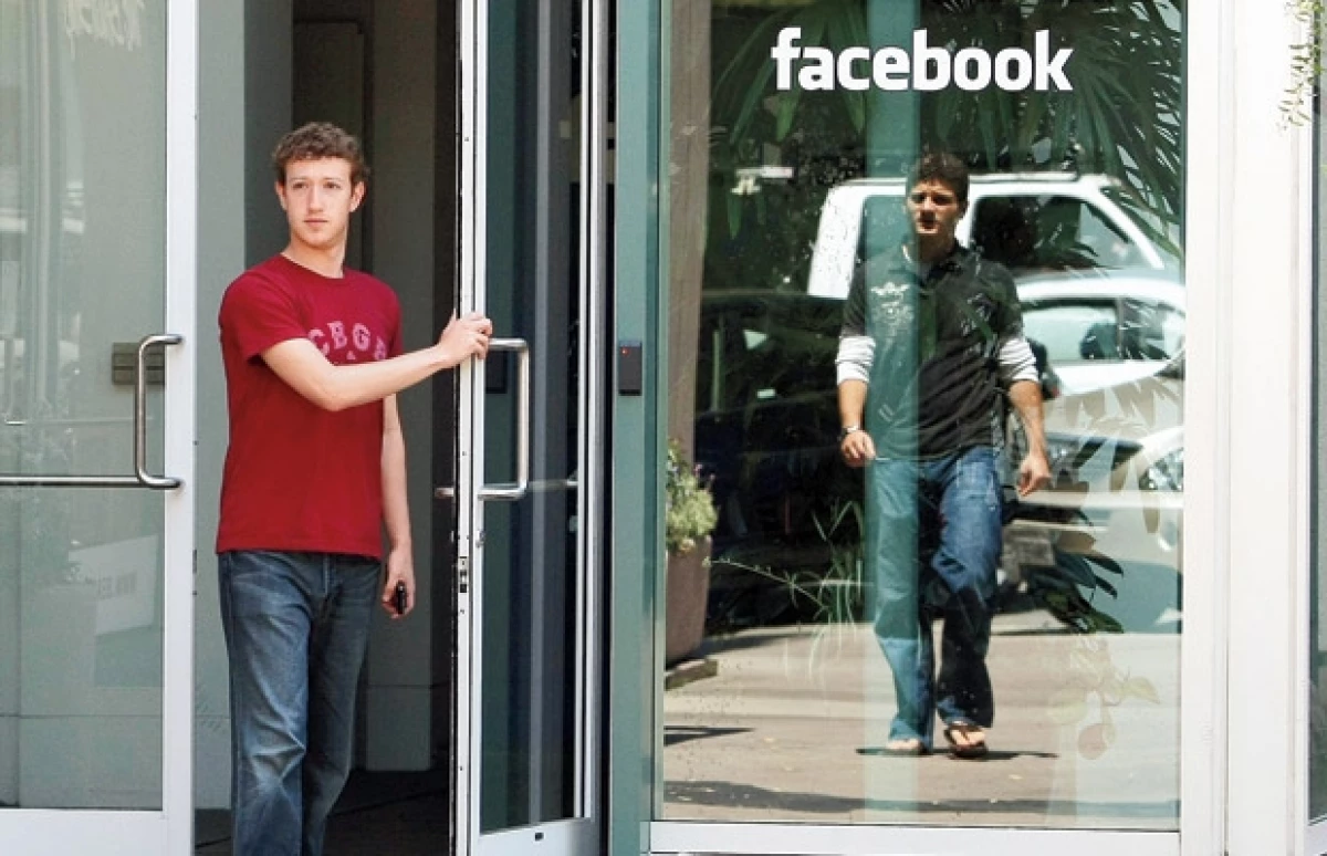 Mark Zuckerberg es uno de los jóvenes más ricos del mundo. Contrario al estilo de vida de los billonarios, él vive en una pequeña casa rentada y maneja un auto compacto.