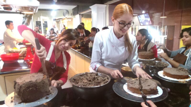 Ceci con su mamá, Elsa, haciendo el mejor de los equipos de trabajo.