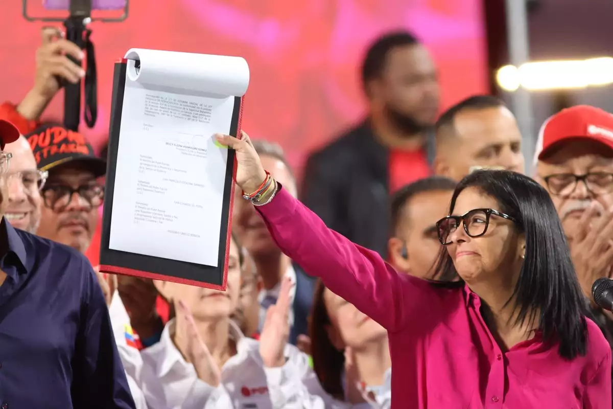 El presidente interino de Venezuela, Delcy Rodríguez, celebra la Reforma de la Ley Orgánica sobre Hidrocarburos fuera del Palacio Presidencial de Miraflores en Caracas el 29 de enero de 2026. Venezuela adoptó una reforma abriendo su sector petrolero nacionalizado a la inversión privada el 29 de enero a medida que avanza para apaciguar a los Estados Unidos tras el derrocamiento del líder Nicolás Maduro.