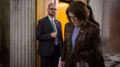 Estados Unidos Sen. Catherine Cortez Masto (D-NV), una de las ocho demócratas que dicen que votará con los republicanos para abrir el gobierno, llega para votar el 10 de noviembre de 2025 en el Capitolio en Washington, DC. El Senado llegó a un acuerdo a última hora del domingo para financiar al gobierno, con el objetivo de poner fin al cierre más largo de la historia.