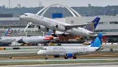 Un avión de United sobre la pista de despegue de un aeropuerto.