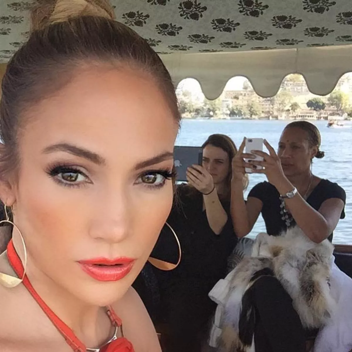 La cantante cobró una millonaria suma por interpretar diversas canciones en la boda, a la que llevó a su ex novio Casper Smart, y en la que también fue contratada Nicole Scherzinger.
