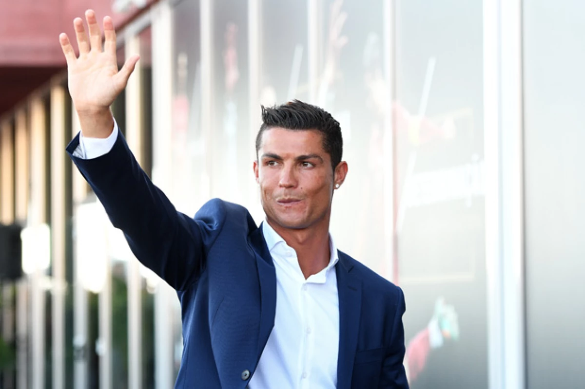 Durante un paseo casual por Beverly Hills, el futbolista estrella demostró lo harto que está del hostigamiento de sus fans, al grado de no dejar a un joven tomarse una foto con él.