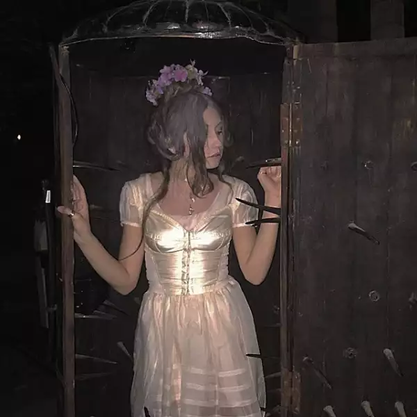 También algunos instrumentos de tortura, con los que la festejada y los invitados jugaron.