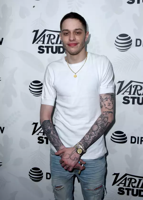 Pete Davidson tiene los brazos y el torso repleto de tatuajes.