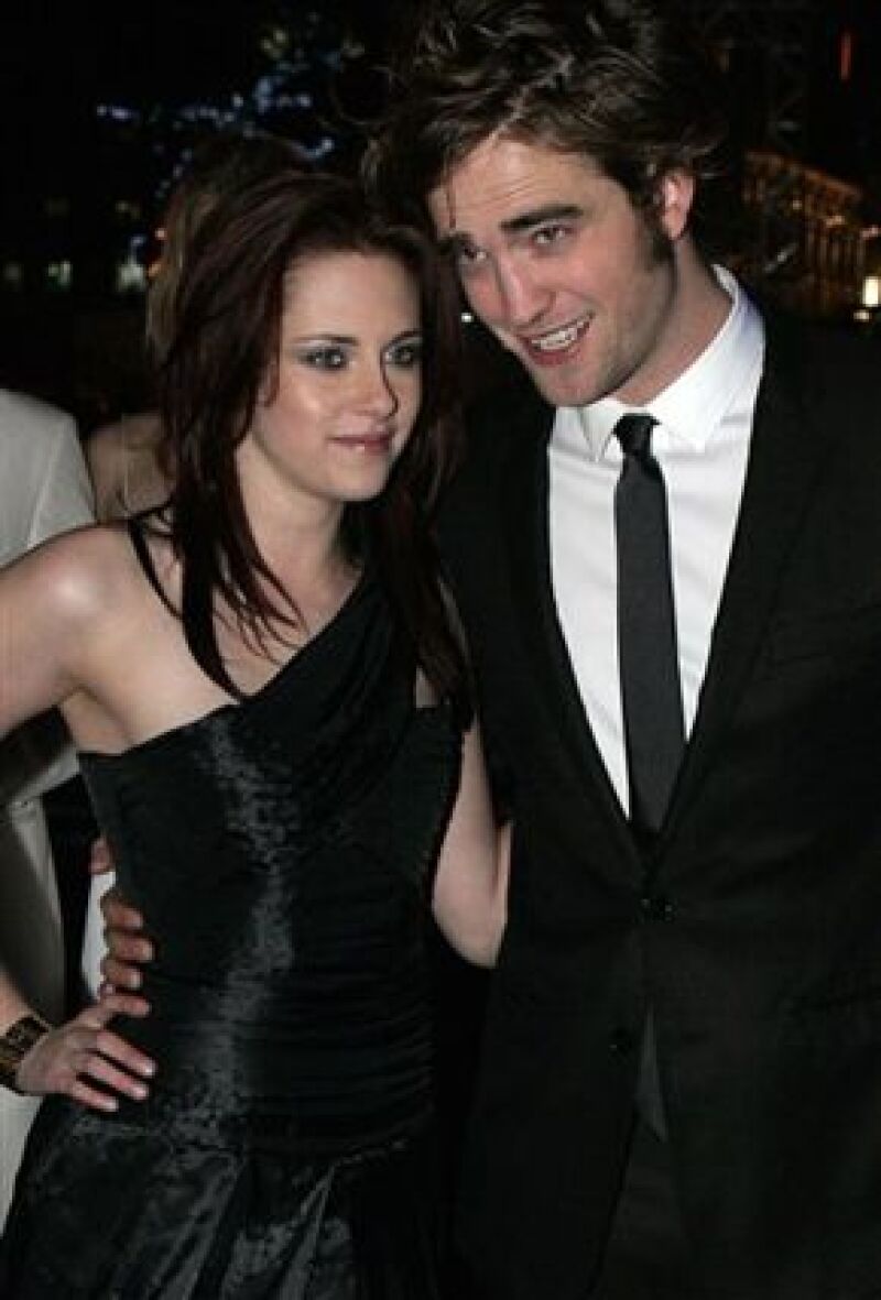 Robert Pattinson, Kristen Stewart y Taylor Lautner, protagonistas de dicha saga, basada en las novelas de Stephenie Meyer, serán los encargados de presentarlo.
