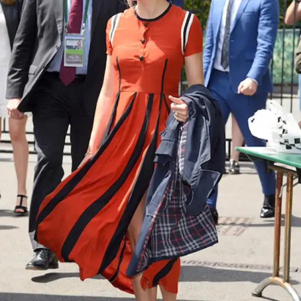 La actriz usó un vestido de Burberry para su asistencia a Wimbledon.