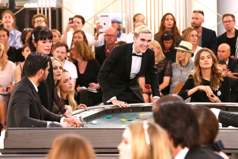 Gabriel-Kane participó en un juego de casino durante el desfile de Chanel, al lado de celebridades como Vanessa Paradis.