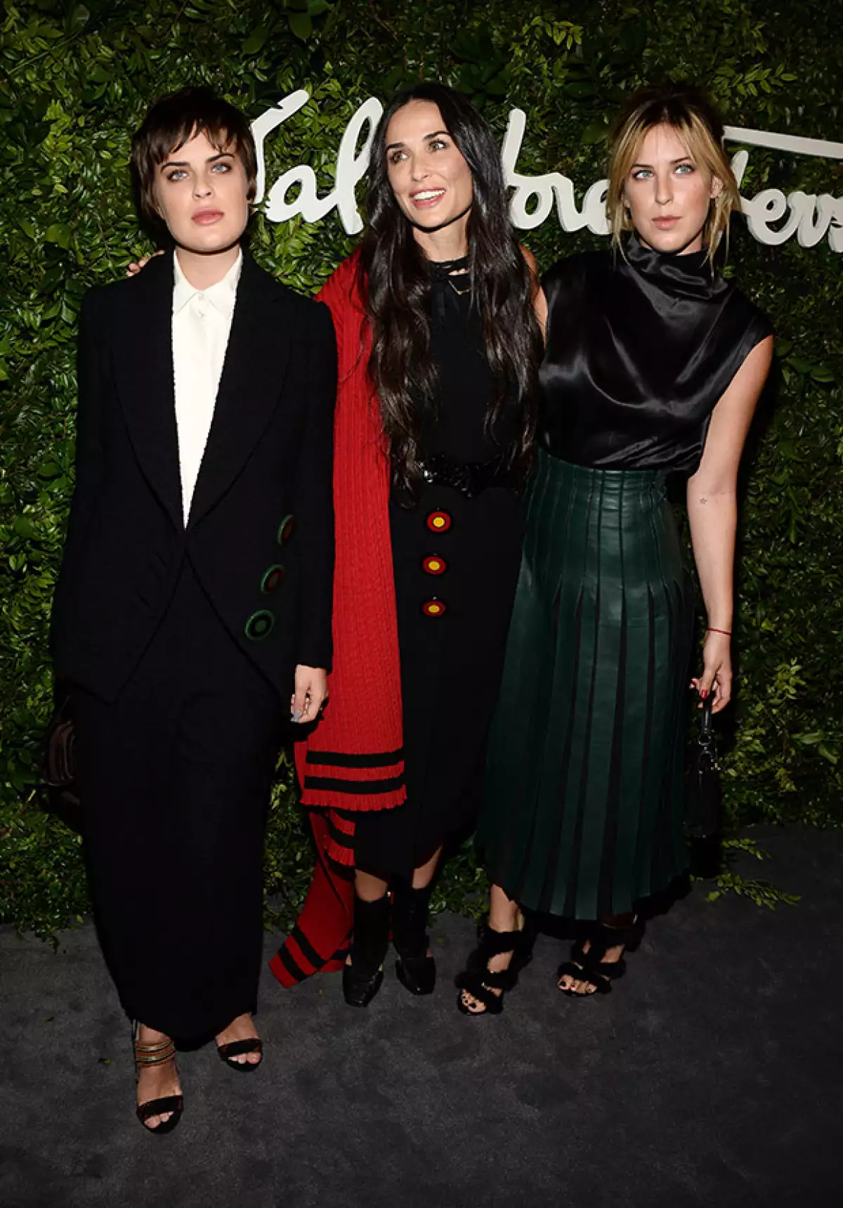 La actriz de 52 años y sus hijas Tallulah y Scout Willis enamoraron con sus outfits en el evento Salvatore Ferragamo's 100 Years In Hollywood, celebrado la noche de ayer en Nueva York.