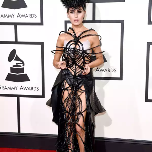 La cantante Z Lala llegó a los Grammy con un look excéntrico, atrevido y definitivamente poco acertado.