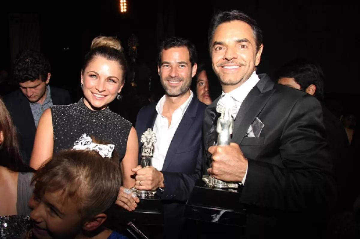 Ludwika y Emiliano con Eugenio Derbez, quien también se llevó premio como Mejor Actor.