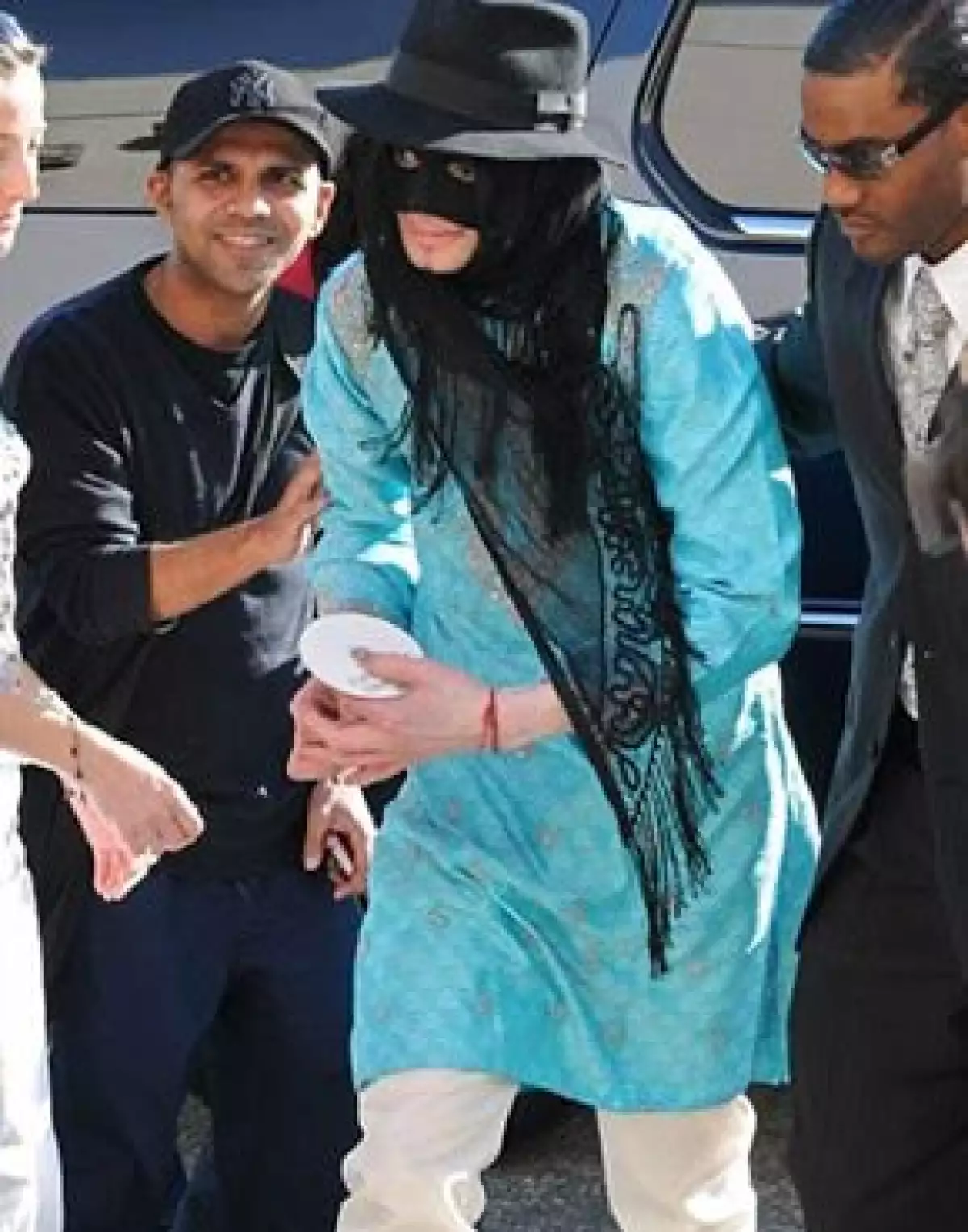 Al estilo de El Zorro, el cantante traía el rostro cubierto estando de compras en Beverly Hills.