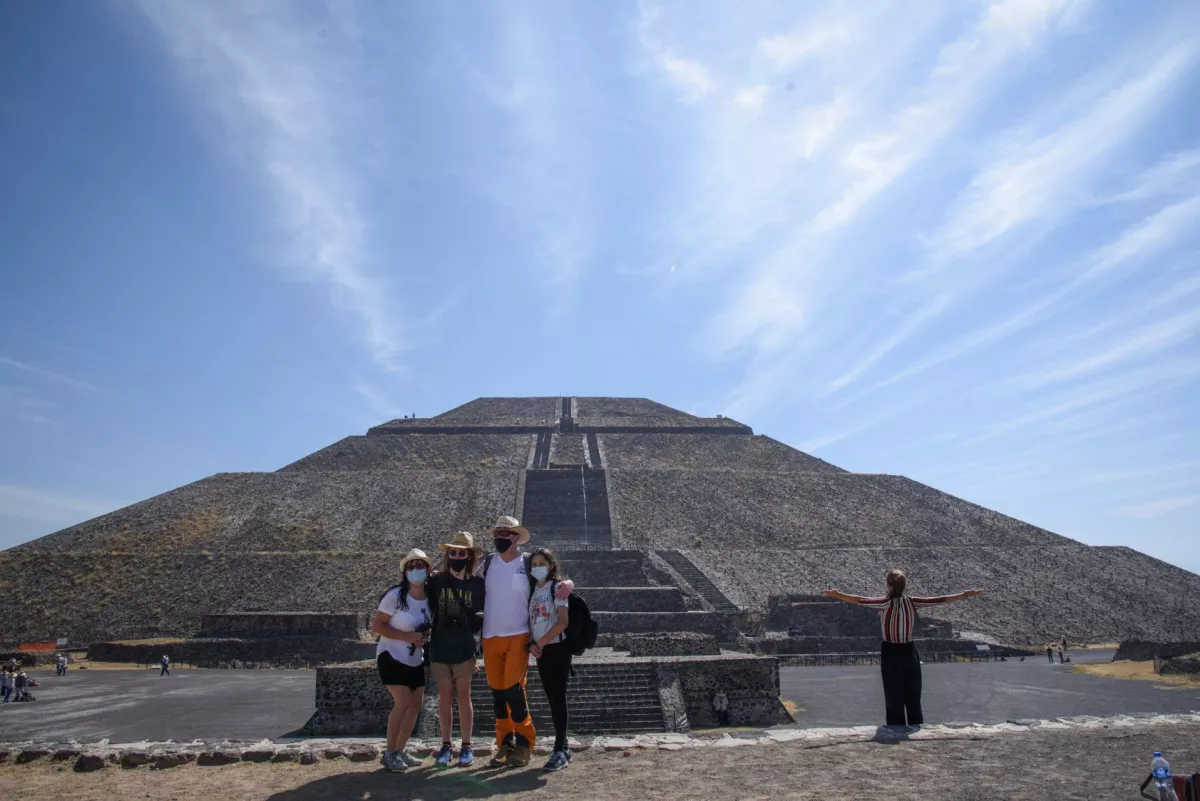 Turistas se toman fotografías en la Pirámide del Sol de la zona arqueológica de Teotihuacán. 