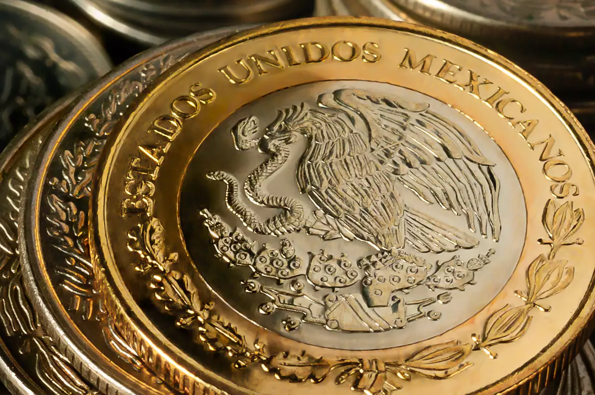 Peso avanza 1% frente al dólar