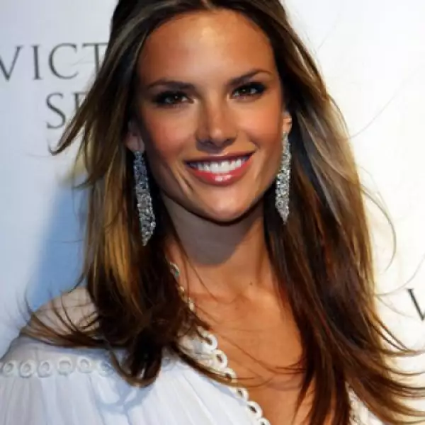 La modelo brasileña Alessandra Ambrosio, quien subió a las pasarelas en los años 90.