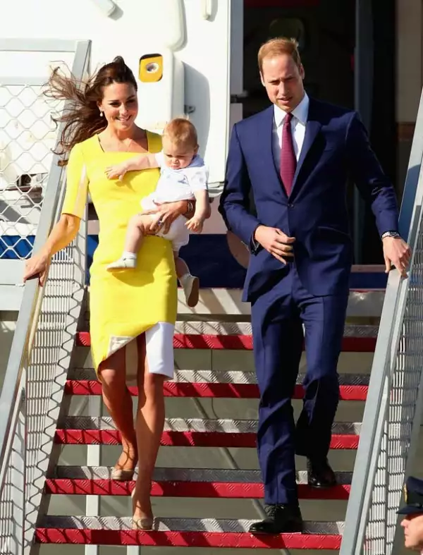 El príncipe Guillermo, Kate y George bajando del avión
