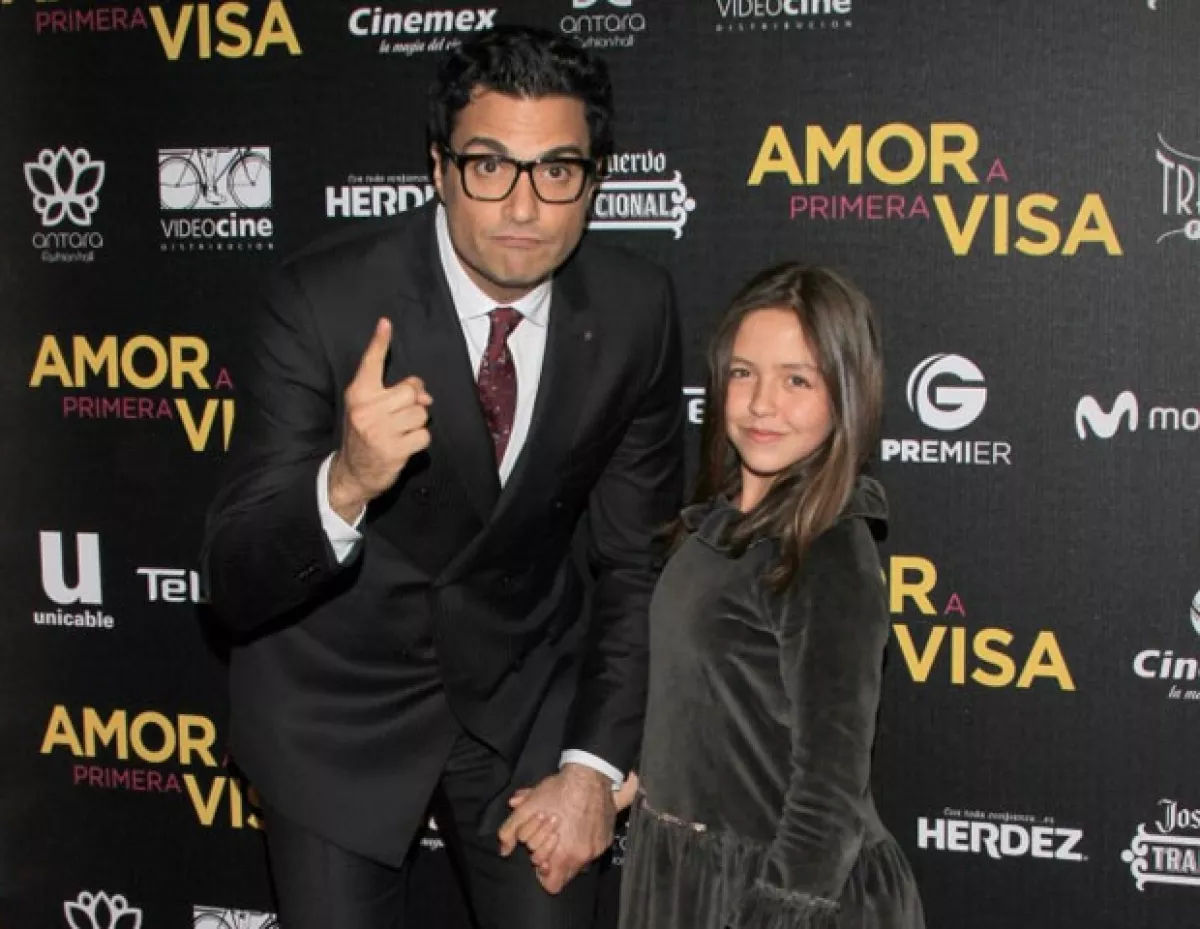 Jaime Camil y Renata Ybarra, su hija en 'Amor a primera visa'.