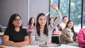 Estudiantes en un salón de clases.