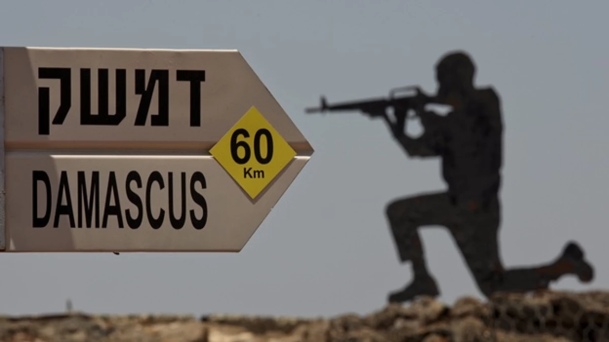 estatua de un soldado apuntando en siria