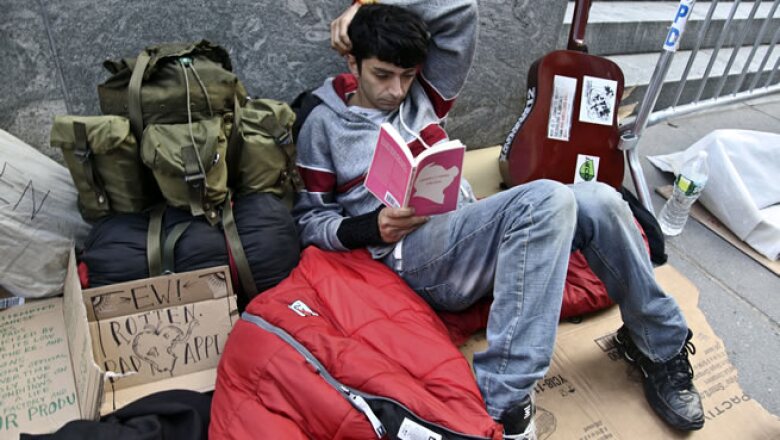 Rami Shamir, miembro de “Occupy Wall Street”, espera a fuera de la tienda de Apple en la Quinta Avenida, pero para protestar y no para adquirir el iPhone 5.