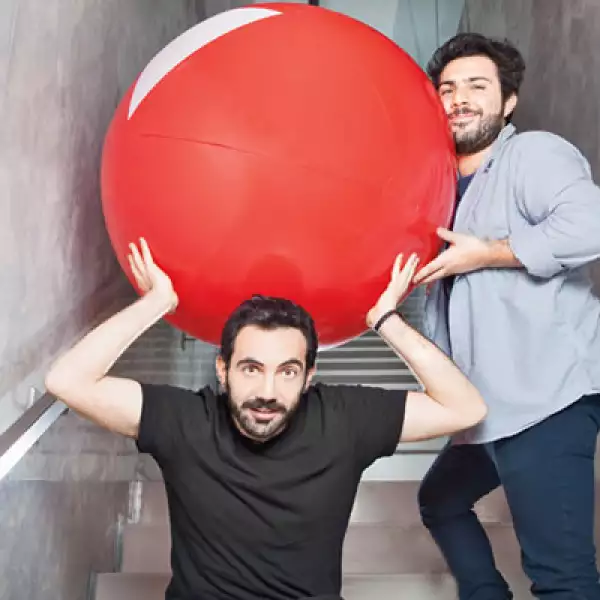 El video ‘Colibritany. Mi sexy chambelán’, llevó a Moisés Aisemberg y Marcos Bucay, productores de La Gran Royal, al éxito. Con más de 23 millones de reproducciones este video se convirtió en su tarjeta de presentación. Ahora desarrollan contenidos en las