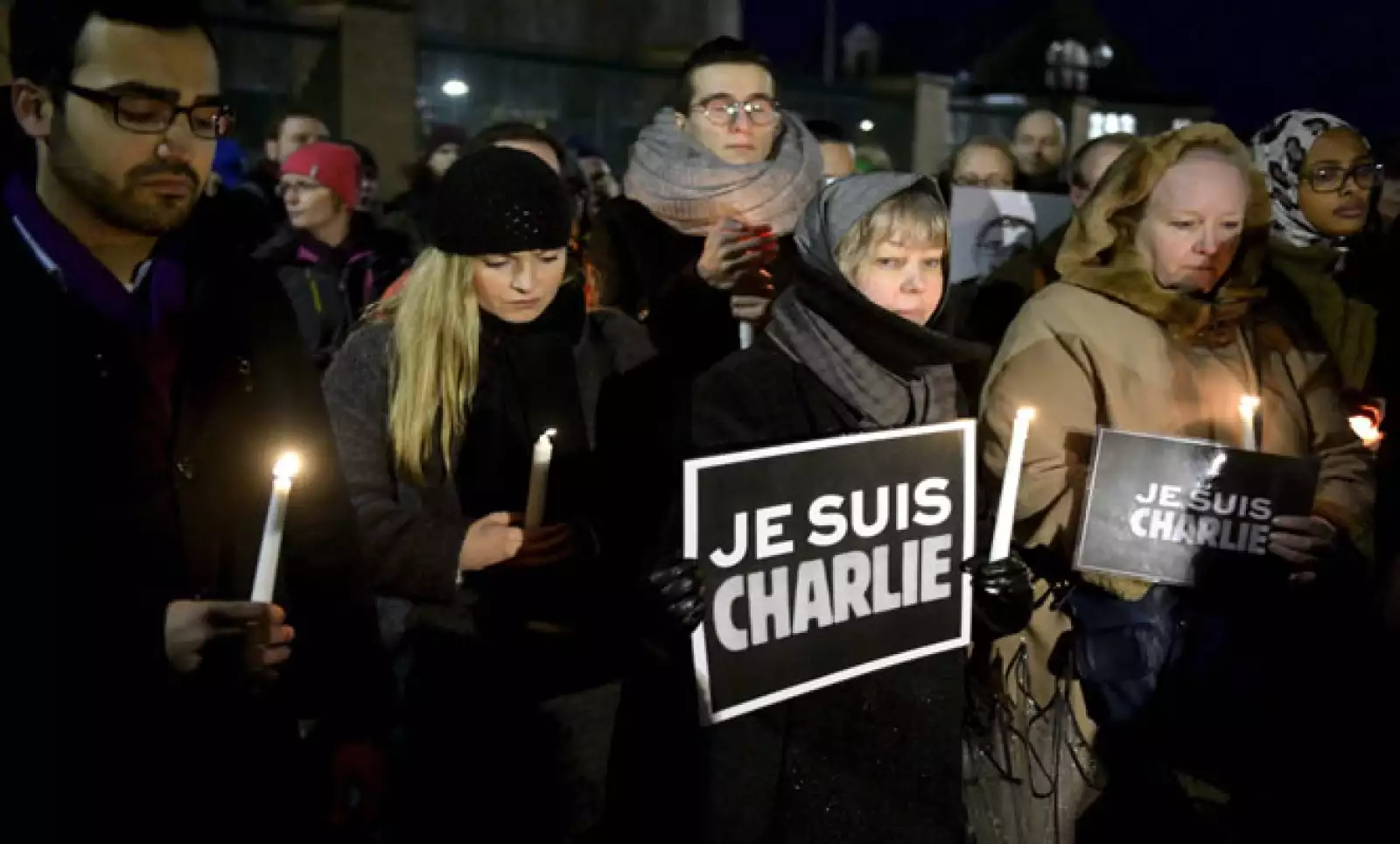 Las personas participaron en una velada para rendir homenaje a las víctimas.