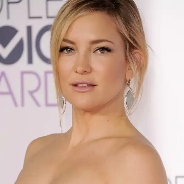 Kate Hudson: La guapísima actriz llevó los ojos con una sombra clara y metálica, resaltando el párpado con un delineado tipo cat eye. Llevó los labios en tono nude y el pelo en un chongo bajo.