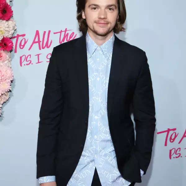 Joel Courtney de 24 años interpreta a Lee Flynn en The Kissing Booth