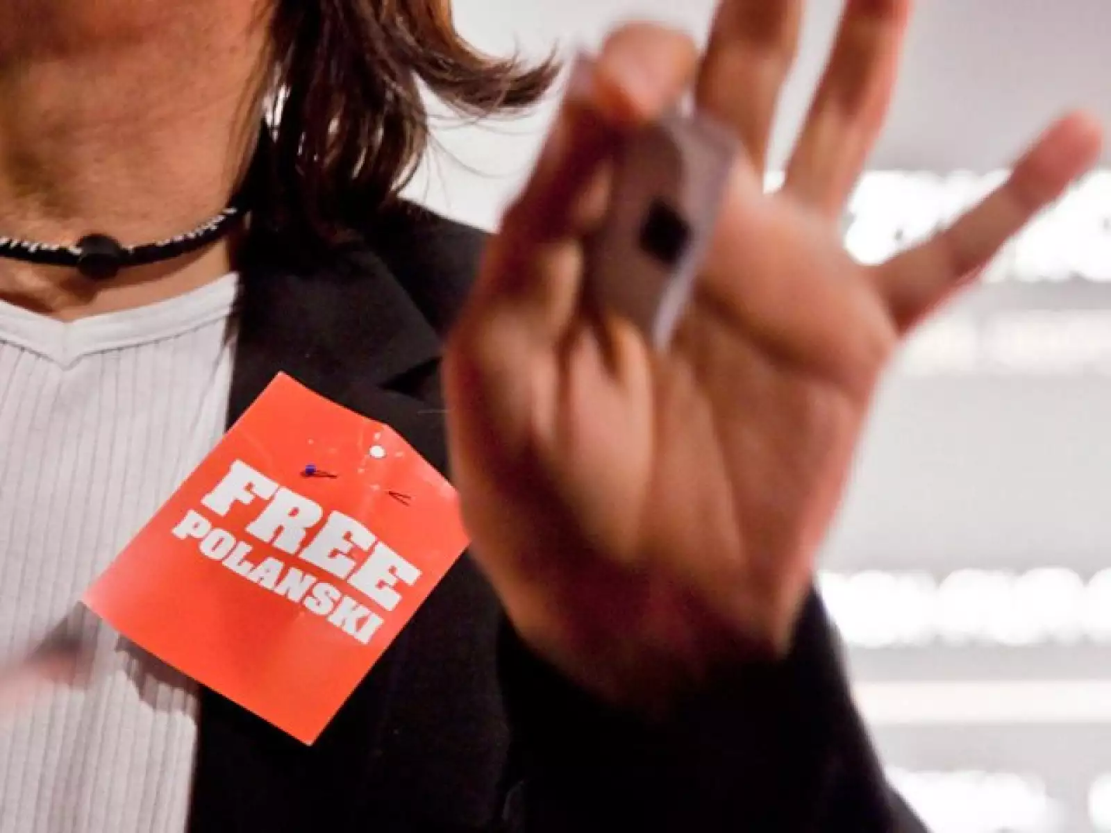 Varias personas, entre ellas actores y actrices, se manifestaron por la liberación del director Roman Polanski, quien fue detenido el pasado fin de semana en Suiza.