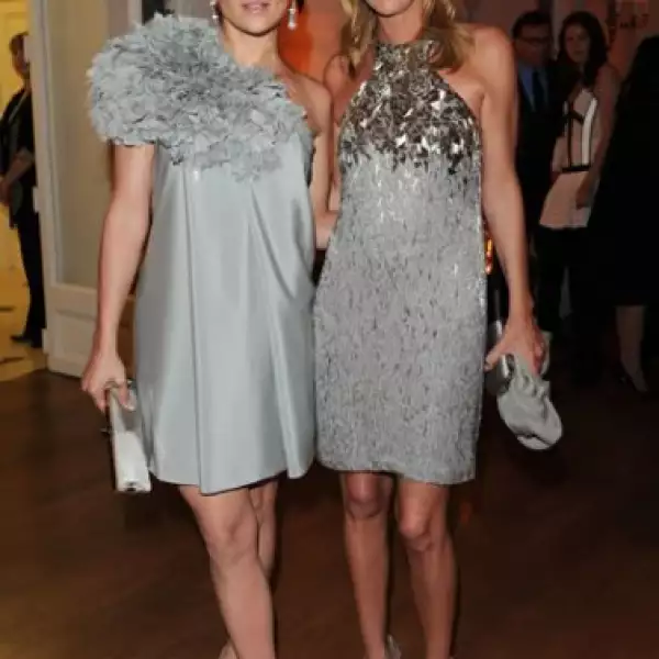 ... y con Frida Giannini, directora creativa de Gucci. Ambas usaron vestidos exclusivos de la marca.