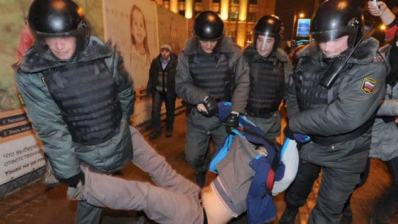 policias arrestan a una manifestante