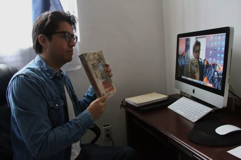 Con clases virtuales y trabajos durante sesiones en línea es como el profesor Bertín Valadez y muchos más festejará en su día.