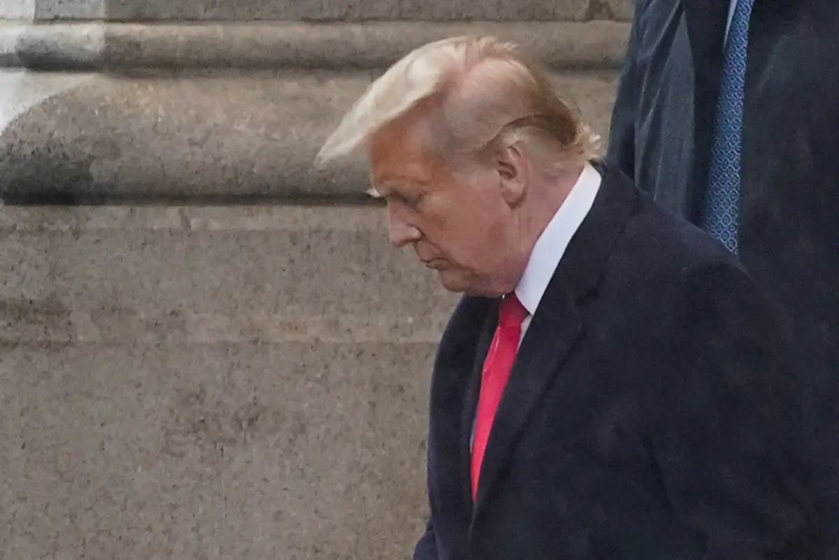Antiguos Estados Unidos El presidente Donald Trump se marcha después de una breve conferencia de prensa en un hotel, después de su audiencia en el Tribunal de Distrito sobre la reclamación de inmunidad de Trump en el caso federal que lo acusa de intentar ilegalmente revocar su derrota en las elecciones de 2020, en Washington, EE. UU., el 9 de enero de 2024. REUTERS