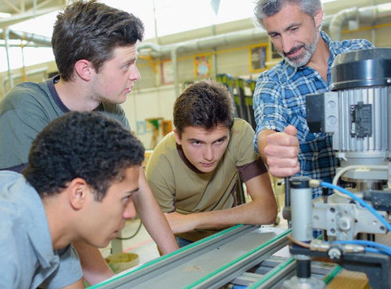 j�venes ingenieros 1