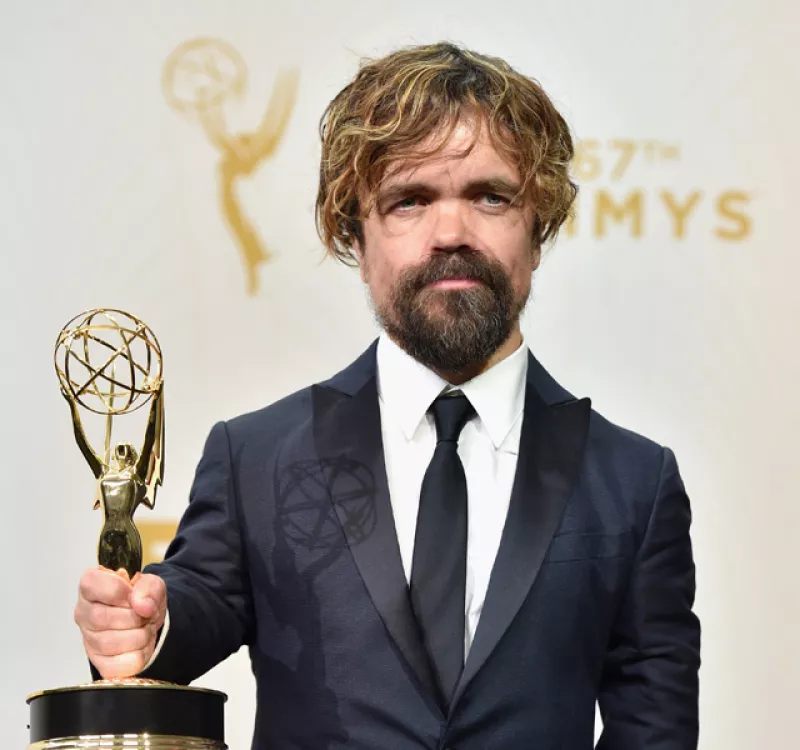 Al anunciarse al actor como ganador de un premio en los Emmy, se vio claramente cómo, al besar a su esposa, le pasó un chicle para evitar mostrarlo al dar su discurso de aceptación.