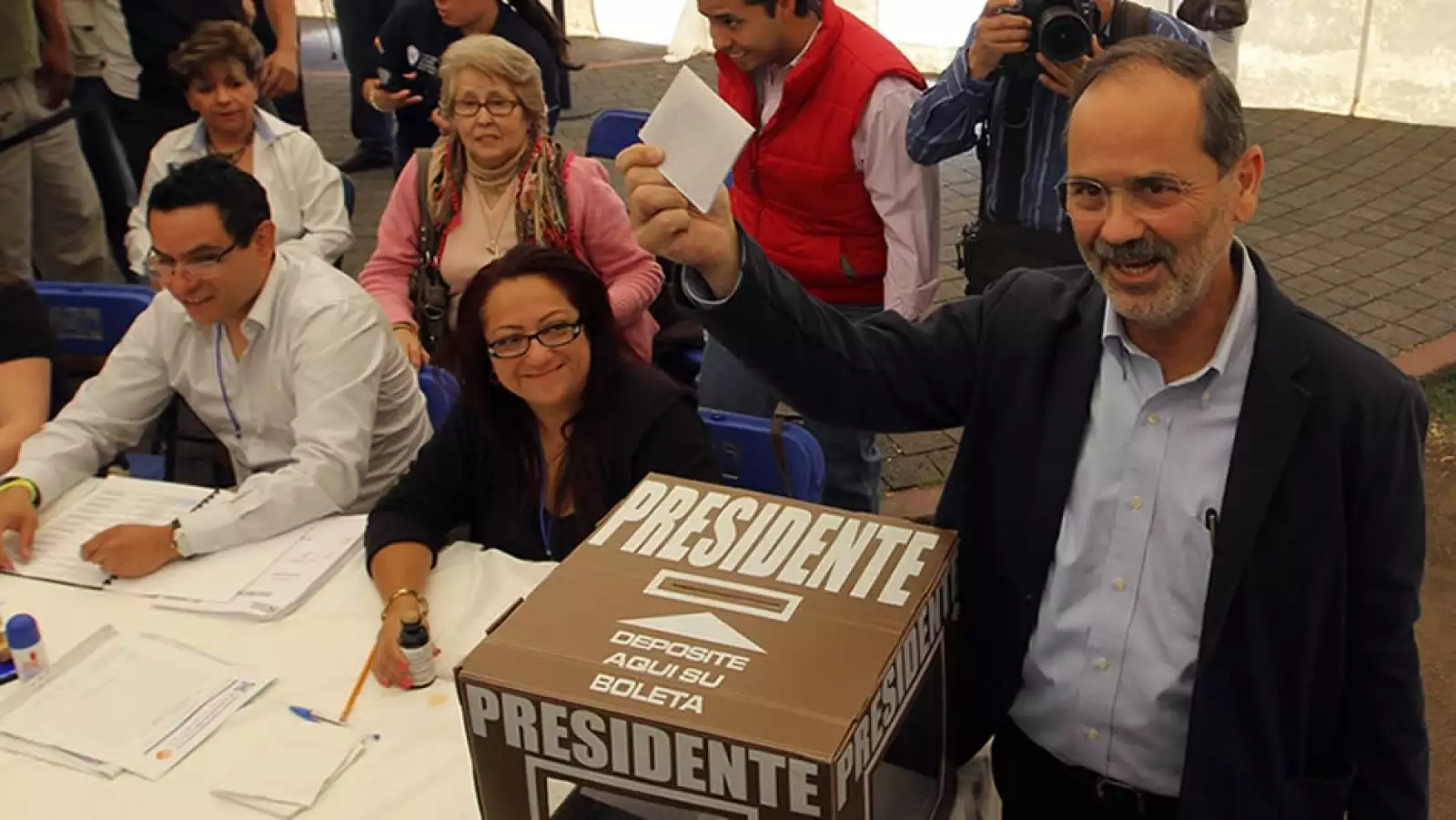 Gustavo Madero votando