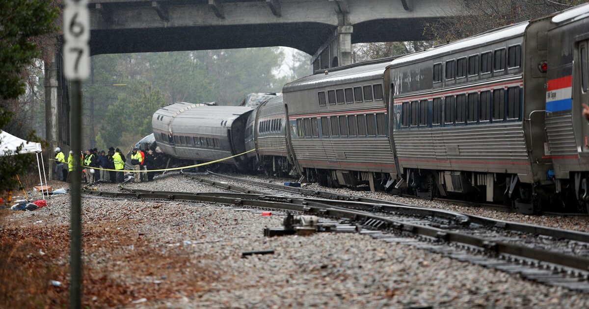 Choque de trenes provoca al menos 2 muertos y 70 heridos