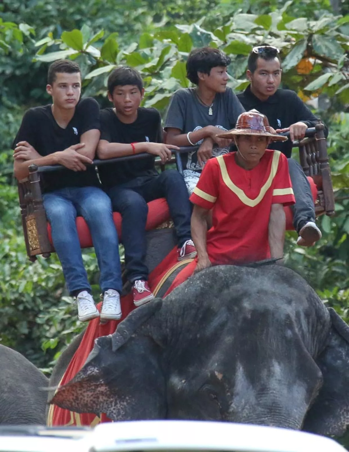 Maddox y Pax se decidieron por otro elefante para ir a conocer el templo Phnom Bakheng.