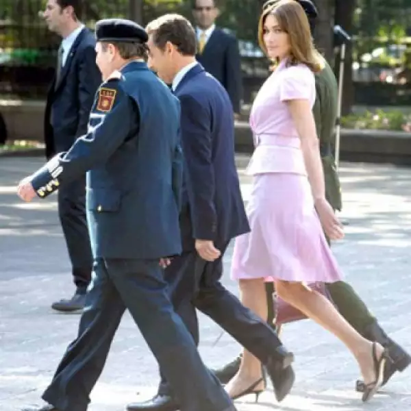 Como si estuviera en una pasarela, la ex modelo caminó en su paseo por la ciudad de México con zapatos de tacón bajo y posando para la cámara.