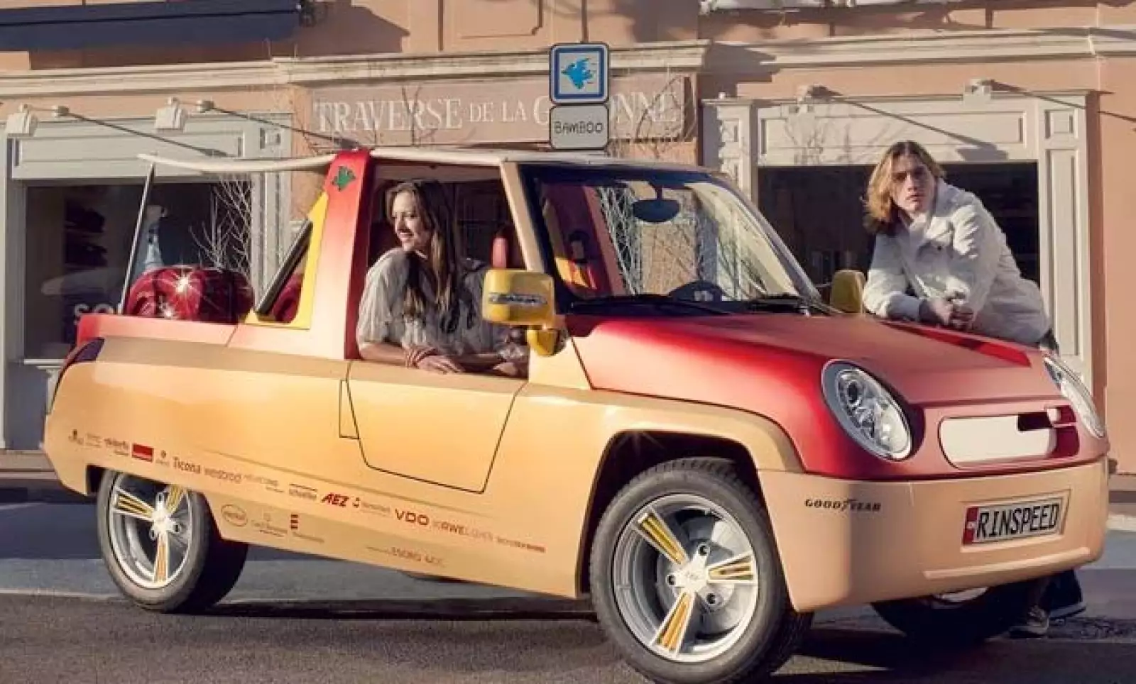 ¿Un coche fabricado con bambú? Esa es la apuesta de la firma francesa Rinspeed, que presenta este prototipo de vehículo fabricado al 100% con este material.
