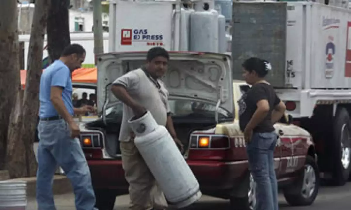 El cilindro de 20 kilogramos de gas LP pasará de 250.20 a 251.60 pesos.   (Foto: Notimex)