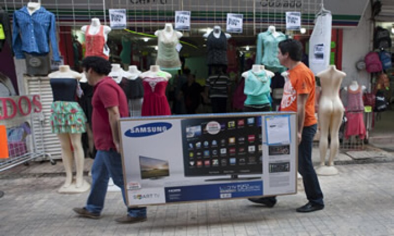 La mayoría de los compradores prefiere pagar en efectivo que con tarjetas de crédito o débito. (Foto: Cuartoscuro )