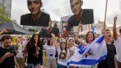 Los israelíes celebran la liberación de Edan Alexander, un cautivo israelí-estadounidense en la Franja de Gaza desde octubre de 2023, en la Plaza de los Rehenes de Tel Aviv el 12 de mayo de 2025. El grupo militante palestino Hamas anunció el 11 de mayo de 2025 que liberaría a Alejandro como parte de las conversaciones con los Estados Unidos hacia un alto el fuego.