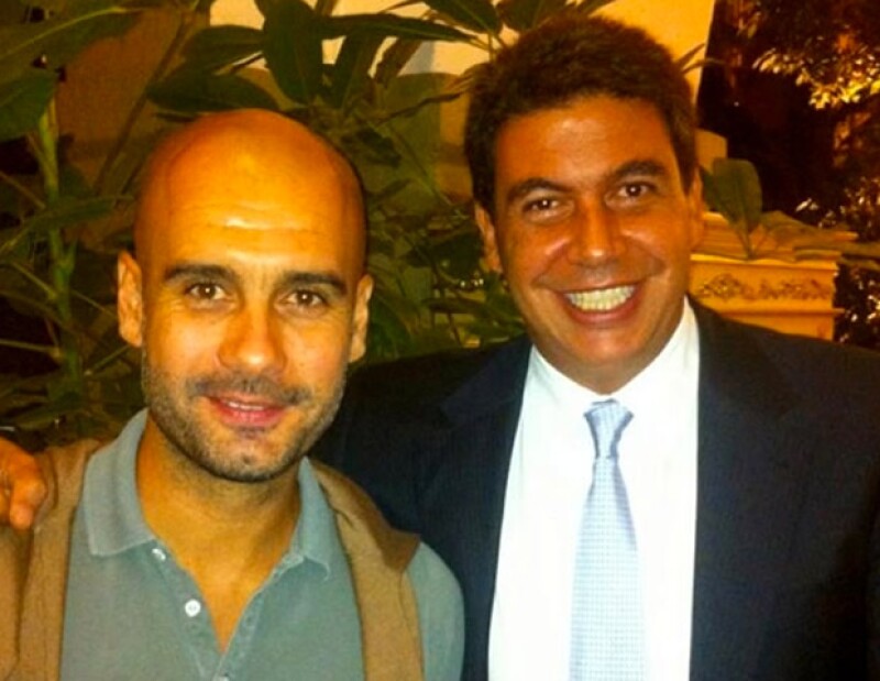 El empresario mexicano subió una foto a Twitter para informarle a todos sus seguidores que el ex entrenador del Barcelona ya se encontra en el DF para dar una conferencia en el Auditorio Nacional.